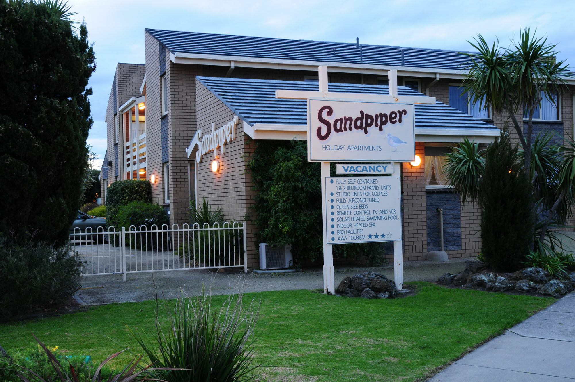 לייקס אינטרנס Sandpiper Holiday Apartments מראה חיצוני תמונה